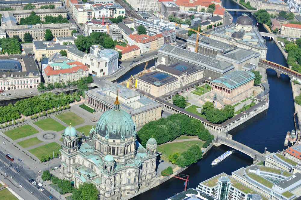 Berlin Mitte from the bird's eye view: Blick auf die Museumsinsel mit dem Alten Museum, dem Neuen Museum, dem Pergamonmuseum, dem Bode-Museum und der Alten Nationalgalerie. View of the Museum Island with the Old Museum, the New Museum, the Pergamon Museum, the Bode Museum and the Alte Nationalgalerie.