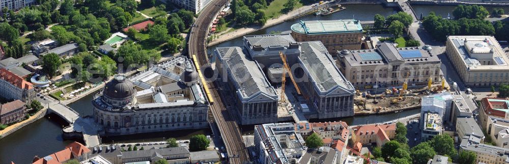 Aerial image Berlin Mitte - Blick auf die Museumsinsel mit dem Alten Museum, dem Neuen Museum, dem Pergamonmuseum, dem Bode-Museum und der Alten Nationalgalerie. View of the Museum Island with the Old Museum, the New Museum, the Pergamon Museum, the Bode Museum and the Alte Nationalgalerie.