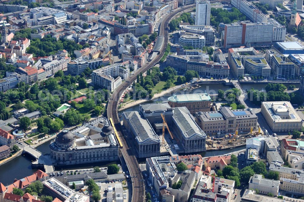 Aerial photograph Berlin Mitte - Blick auf die Museumsinsel mit dem Alten Museum, dem Neuen Museum, dem Pergamonmuseum, dem Bode-Museum und der Alten Nationalgalerie. View of the Museum Island with the Old Museum, the New Museum, the Pergamon Museum, the Bode Museum and the Alte Nationalgalerie.