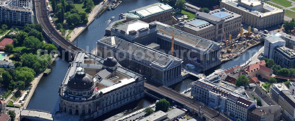 Berlin Mitte from above - Blick auf die Museumsinsel mit dem Alten Museum, dem Neuen Museum, dem Pergamonmuseum, dem Bode-Museum und der Alten Nationalgalerie. View of the Museum Island with the Old Museum, the New Museum, the Pergamon Museum, the Bode Museum and the Alte Nationalgalerie.