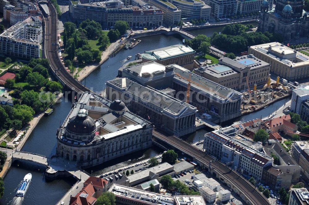 Berlin Mitte from the bird's eye view: Blick auf die Museumsinsel mit dem Alten Museum, dem Neuen Museum, dem Pergamonmuseum, dem Bode-Museum und der Alten Nationalgalerie. View of the Museum Island with the Old Museum, the New Museum, the Pergamon Museum, the Bode Museum and the Alte Nationalgalerie.