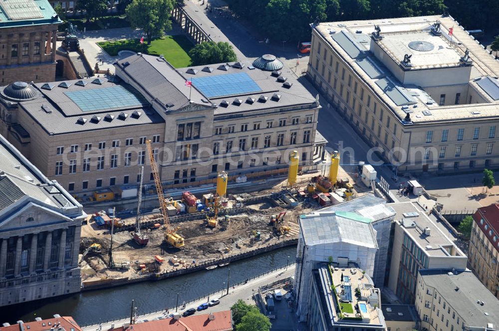 Aerial image Berlin Mitte - Blick auf die Museumsinsel mit dem Alten Museum, dem Neuen Museum, dem Pergamonmuseum, dem Bode-Museum und der Alten Nationalgalerie. View of the Museum Island with the Old Museum, the New Museum, the Pergamon Museum, the Bode Museum and the Alte Nationalgalerie.