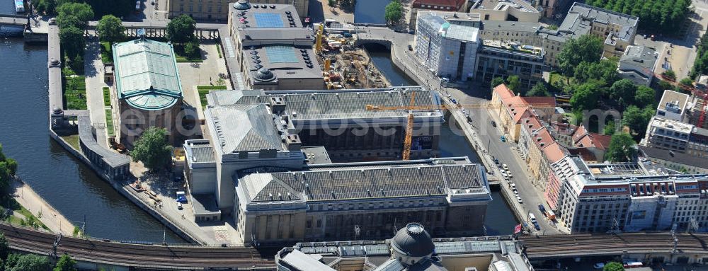 Berlin Mitte from above - Blick auf die Museumsinsel mit dem Alten Museum, dem Neuen Museum, dem Pergamonmuseum, dem Bode-Museum und der Alten Nationalgalerie. View of the Museum Island with the Old Museum, the New Museum, the Pergamon Museum, the Bode Museum and the Alte Nationalgalerie.