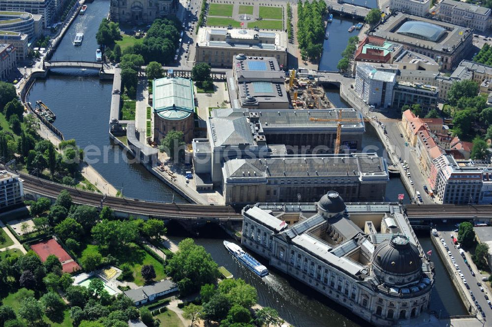 Berlin Mitte from the bird's eye view: Blick auf die Museumsinsel mit dem Alten Museum, dem Neuen Museum, dem Pergamonmuseum, dem Bode-Museum und der Alten Nationalgalerie. View of the Museum Island with the Old Museum, the New Museum, the Pergamon Museum, the Bode Museum and the Alte Nationalgalerie.