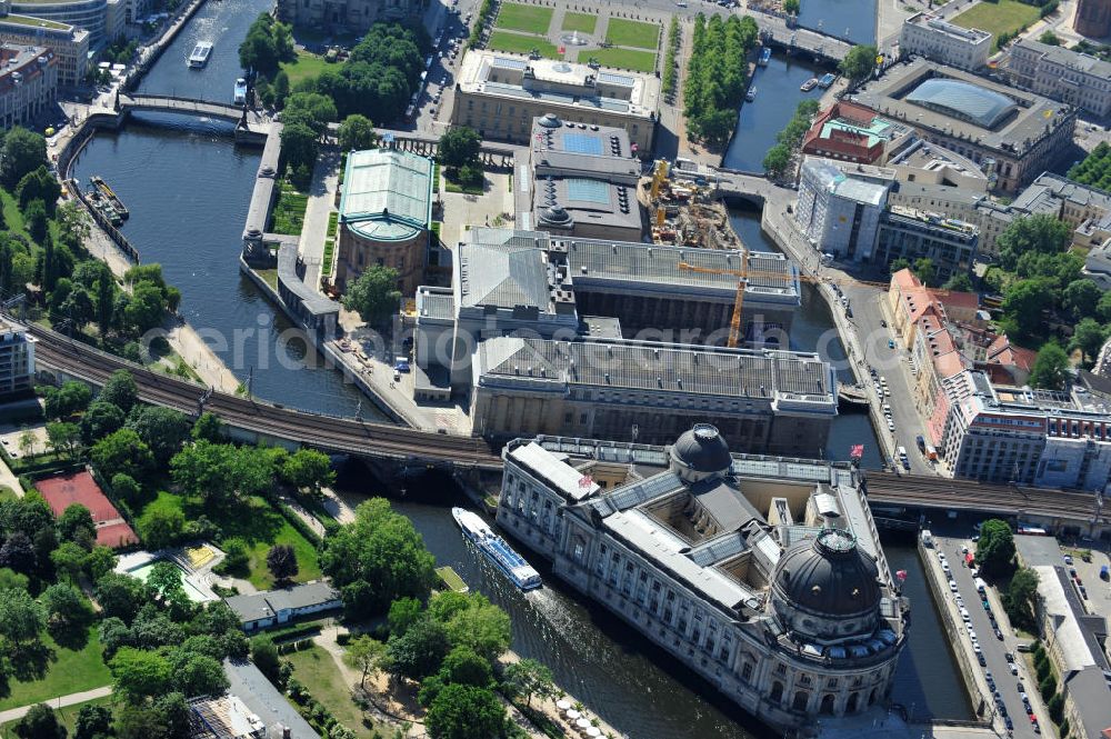 Aerial image Berlin Mitte - Blick auf die Museumsinsel mit dem Alten Museum, dem Neuen Museum, dem Pergamonmuseum, dem Bode-Museum und der Alten Nationalgalerie. View of the Museum Island with the Old Museum, the New Museum, the Pergamon Museum, the Bode Museum and the Alte Nationalgalerie.