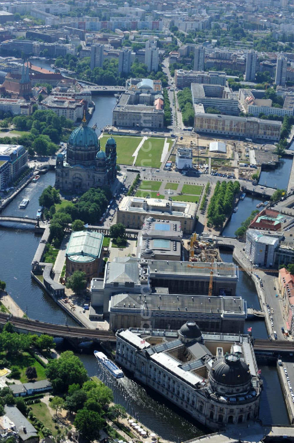 Aerial photograph Berlin Mitte - Blick auf die Museumsinsel mit dem Alten Museum, dem Neuen Museum, dem Pergamonmuseum, dem Bode-Museum und der Alten Nationalgalerie. View of the Museum Island with the Old Museum, the New Museum, the Pergamon Museum, the Bode Museum and the Alte Nationalgalerie.