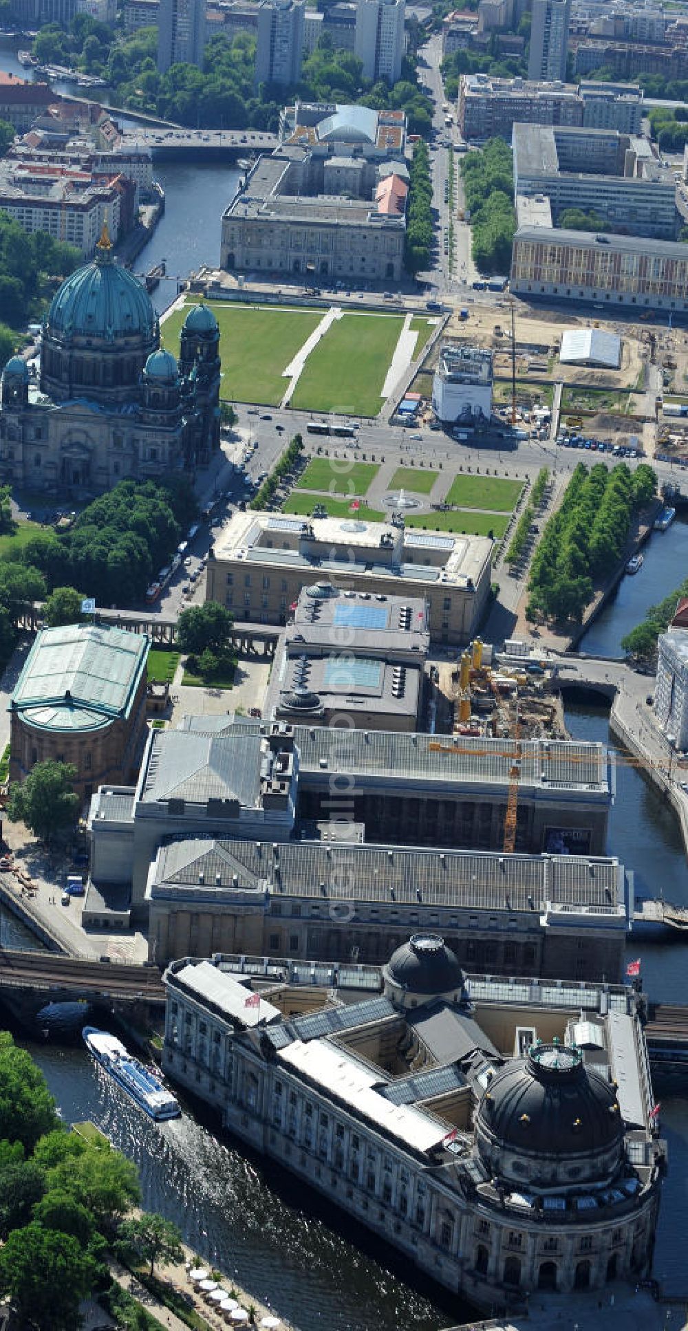 Berlin Mitte from above - Blick auf die Museumsinsel mit dem Alten Museum, dem Neuen Museum, dem Pergamonmuseum, dem Bode-Museum und der Alten Nationalgalerie. View of the Museum Island with the Old Museum, the New Museum, the Pergamon Museum, the Bode Museum and the Alte Nationalgalerie.