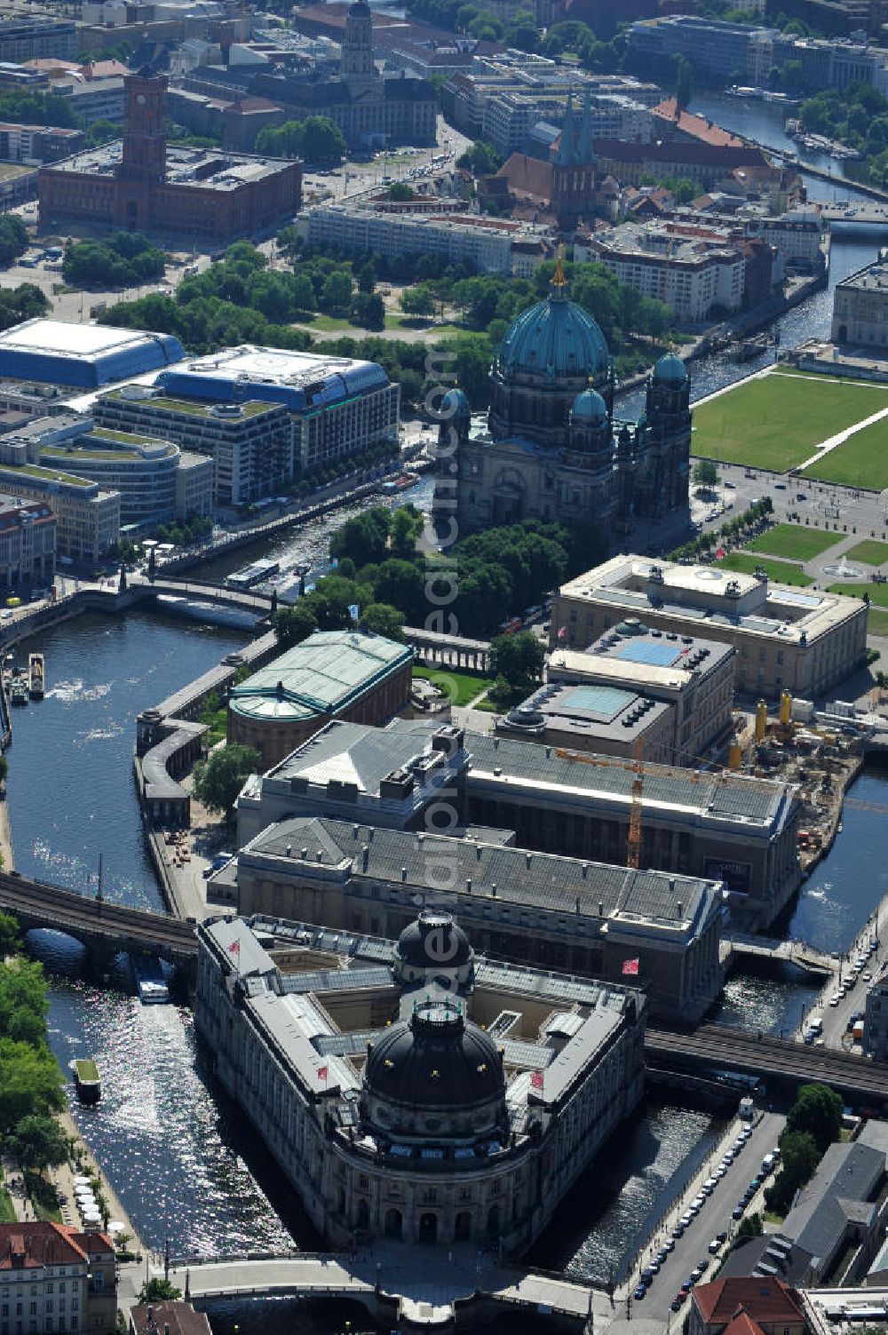 Berlin Mitte from the bird's eye view: Blick auf die Museumsinsel mit dem Alten Museum, dem Neuen Museum, dem Pergamonmuseum, dem Bode-Museum und der Alten Nationalgalerie. View of the Museum Island with the Old Museum, the New Museum, the Pergamon Museum, the Bode Museum and the Alte Nationalgalerie.