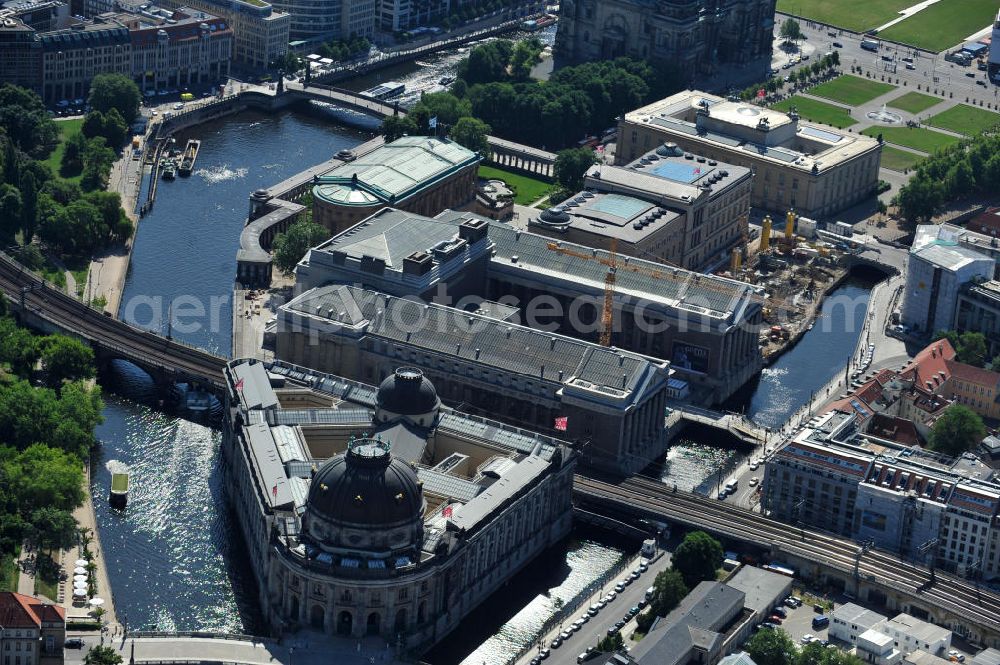 Aerial image Berlin Mitte - Blick auf die Museumsinsel mit dem Alten Museum, dem Neuen Museum, dem Pergamonmuseum, dem Bode-Museum und der Alten Nationalgalerie. View of the Museum Island with the Old Museum, the New Museum, the Pergamon Museum, the Bode Museum and the Alte Nationalgalerie.