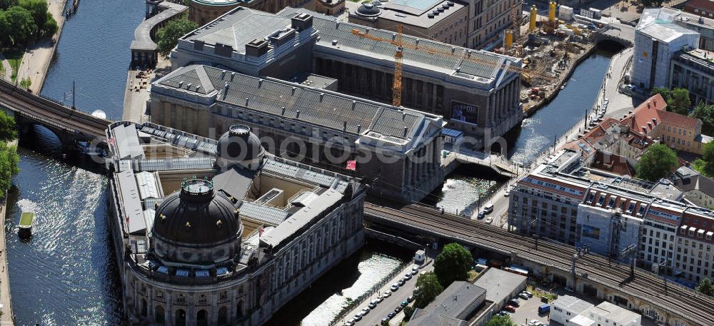 Aerial photograph Berlin Mitte - Blick auf die Museumsinsel mit dem Alten Museum, dem Neuen Museum, dem Pergamonmuseum, dem Bode-Museum und der Alten Nationalgalerie. View of the Museum Island with the Old Museum, the New Museum, the Pergamon Museum, the Bode Museum and the Alte Nationalgalerie.