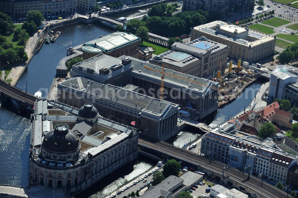 Berlin Mitte from above - Blick auf die Museumsinsel mit dem Alten Museum, dem Neuen Museum, dem Pergamonmuseum, dem Bode-Museum und der Alten Nationalgalerie. View of the Museum Island with the Old Museum, the New Museum, the Pergamon Museum, the Bode Museum and the Alte Nationalgalerie.