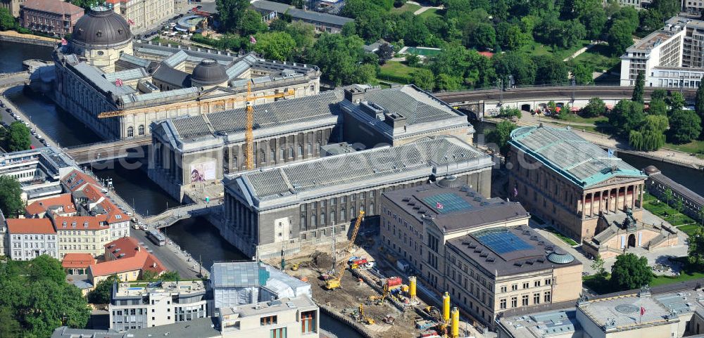 Berlin Mitte from the bird's eye view: Blick auf die Museumsinsel mit dem Alten Museum, dem Neuen Museum, dem Pergamonmuseum, dem Bode-Museum und der Alten Nationalgalerie. View of the Museum Island with the Old Museum, the New Museum, the Pergamon Museum, the Bode Museum and the Alte Nationalgalerie.