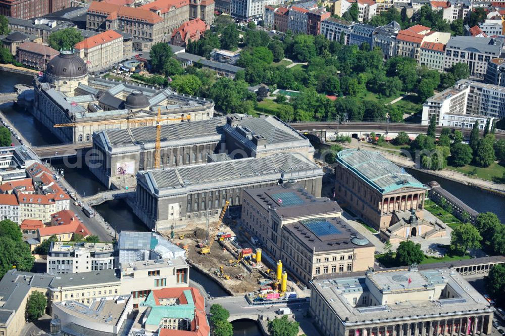 Aerial image Berlin Mitte - Blick auf die Museumsinsel mit dem Alten Museum, dem Neuen Museum, dem Pergamonmuseum, dem Bode-Museum und der Alten Nationalgalerie. View of the Museum Island with the Old Museum, the New Museum, the Pergamon Museum, the Bode Museum and the Alte Nationalgalerie.