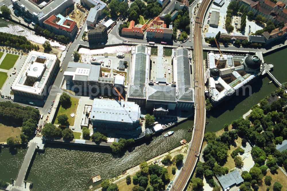 Aerial photograph Berlin Mitte - Museumsinsel mit dem Bodemuseum, dem Pergamonmuseum, der Alten Nationalgalerie, den Kolonnaden und dem Neuen Museum in Berlin-Mitte. Museum Island with the Bode Museum, the Pergamon Museum, the Old National Gallery, the Colonnades and the New Museum.