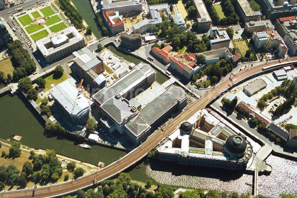 Berlin Mitte from above - Museumsinsel mit dem Bodemuseum, dem Pergamonmuseum, der Alten Nationalgalerie, den Kolonnaden und dem Neuen Museum in Berlin-Mitte. Museum Island with the Bode Museum, the Pergamon Museum, the Old National Gallery, the Colonnades and the New Museum.