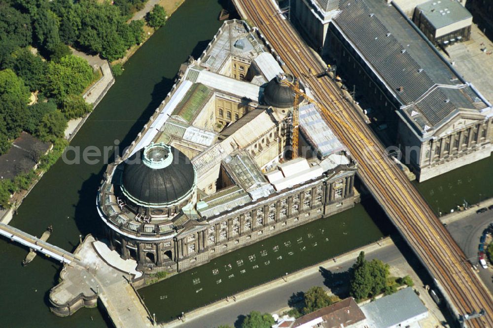 Berlin Mitte from the bird's eye view: Museumsinsel mit dem Bodemuseum, dem Pergamonmuseum, der Alten Nationalgalerie, den Kolonnaden und dem Neuen Museum in Berlin-Mitte. Museum Island with the Bode Museum, the Pergamon Museum, the Old National Gallery, the Colonnades and the New Museum.