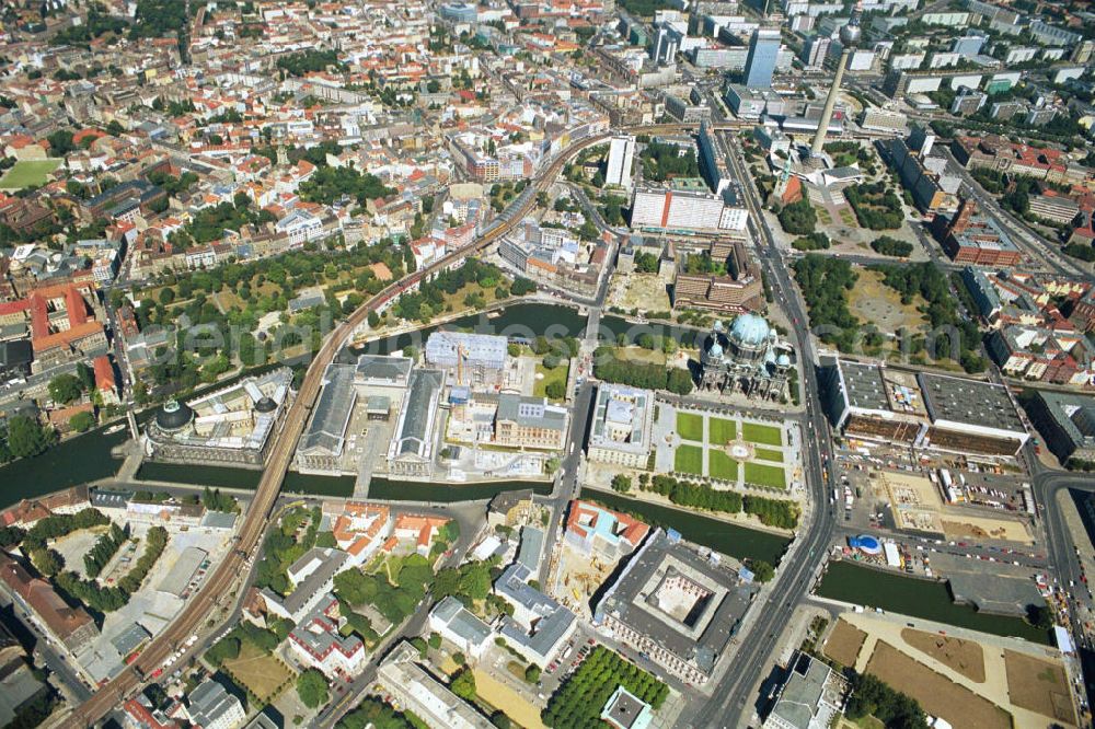 Aerial image Berlin Mitte - Museumsinsel mit dem Bodemuseum, dem Pergamonmuseum, der Alten Nationalgalerie, den Kolonnaden und dem Neuen Museum in Berlin-Mitte. Museum Island with the Bode Museum, the Pergamon Museum, the Old National Gallery, the Colonnades and the New Museum.