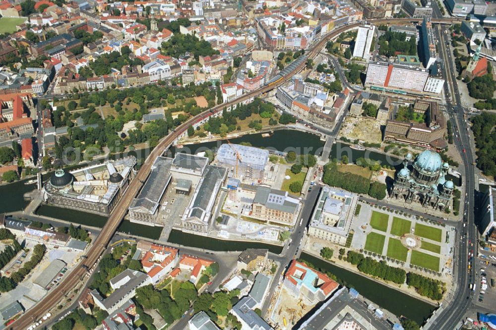 Aerial photograph Berlin Mitte - Museumsinsel mit dem Bodemuseum, dem Pergamonmuseum, der Alten Nationalgalerie, den Kolonnaden und dem Neuen Museum in Berlin-Mitte. Museum Island with the Bode Museum, the Pergamon Museum, the Old National Gallery, the Colonnades and the New Museum.