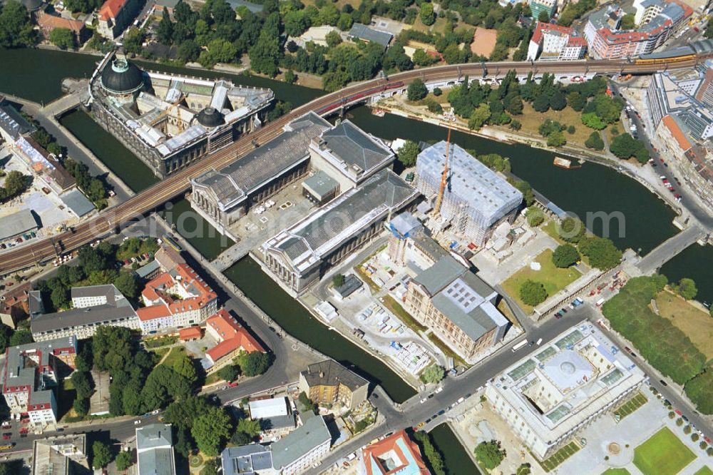 Berlin Mitte from above - Museumsinsel mit dem Bodemuseum, dem Pergamonmuseum, der Alten Nationalgalerie, den Kolonnaden und dem Neuen Museum in Berlin-Mitte. Museum Island with the Bode Museum, the Pergamon Museum, the Old National Gallery, the Colonnades and the New Museum.