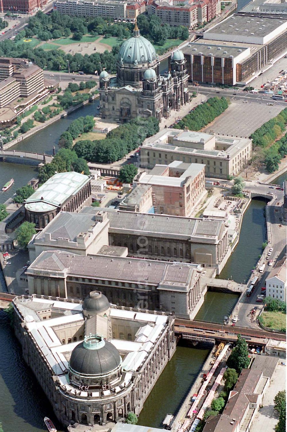 Berlin Mitte from the bird's eye view: 05.08.1995 Museumsinsel mit Blick auf den Palast der Republik