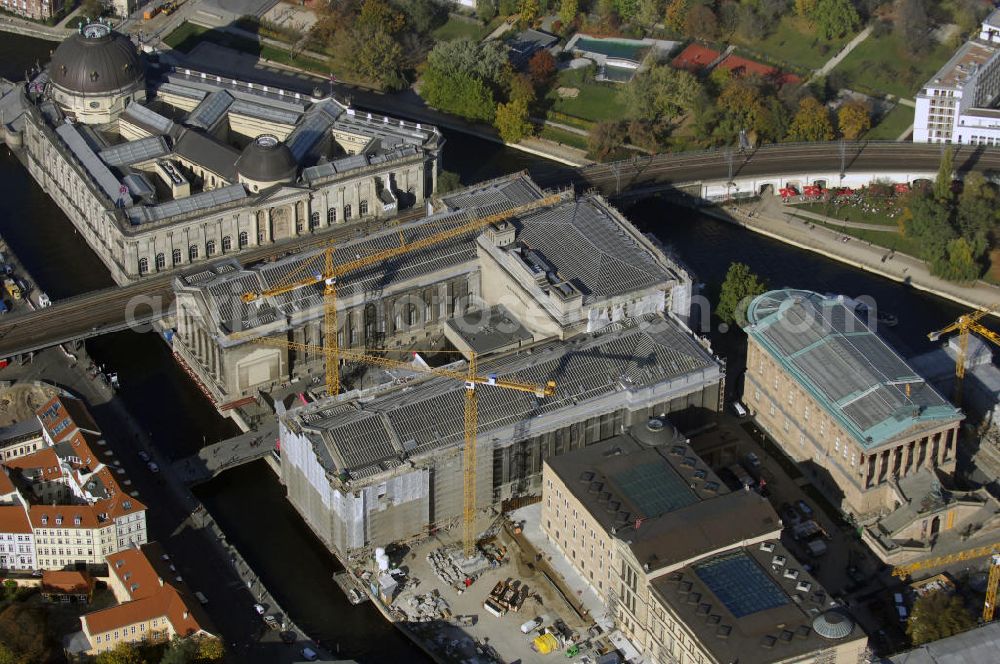 Aerial photograph Berlin - Blick auf die Museumsinsel in der Spree in Berlin Mitte. Zu sehen sind das Bodemuseum an der Spitze der Insel, die Bauarbeiten am Pergamonmuseum und an der alten Nationalgalerie, sowie das Alte Museum und das wiederaufgebaute Neue Museum, das 2009 wieder eröffnet. Die Museumsinsel ist die nördliche Spitze der Spreeinsel im Zentrum Berlins und ein viel besuchter touristischer Anlaufpunkt. Sie ist einer der wichtigsten Museumskomplexe der Welt und gehört seit 1999 als weltweit einzigartiges bauliches und kulturelles Ensemble zum Weltkulturerbe der UNESCO. Kontakt Touristinfo: Tel. +49(0)30 250025