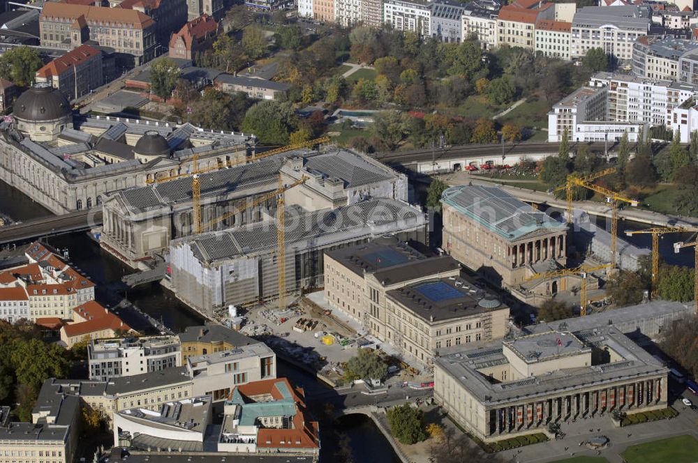 Berlin from above - Blick auf die Museumsinsel in der Spree in Berlin Mitte. Zu sehen sind das Bodemuseum an der Spitze der Insel, die Bauarbeiten am Pergamonmuseum und an der alten Nationalgalerie, sowie das Alte Museum und das wiederaufgebaute Neue Museum, das 2009 wieder eröffnet. Die Museumsinsel ist die nördliche Spitze der Spreeinsel im Zentrum Berlins und ein viel besuchter touristischer Anlaufpunkt. Sie ist einer der wichtigsten Museumskomplexe der Welt und gehört seit 1999 als weltweit einzigartiges bauliches und kulturelles Ensemble zum Weltkulturerbe der UNESCO. Kontakt Touristinfo: Tel. +49(0)30 250025