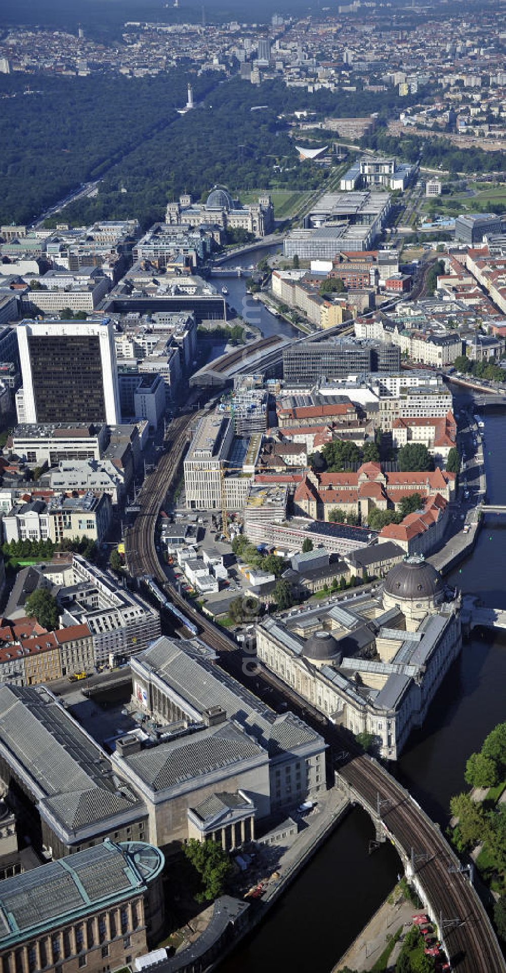 Berlin from the bird's eye view: Blick über die Museumsinsel, den Bahnhof Friedrichstraße, das Regierungsviertel nach Westen in Richtung Tiergarten. View over the Museum Island, the Friedrichstrasse station, the government district to the west in the direction of Tiergarten.