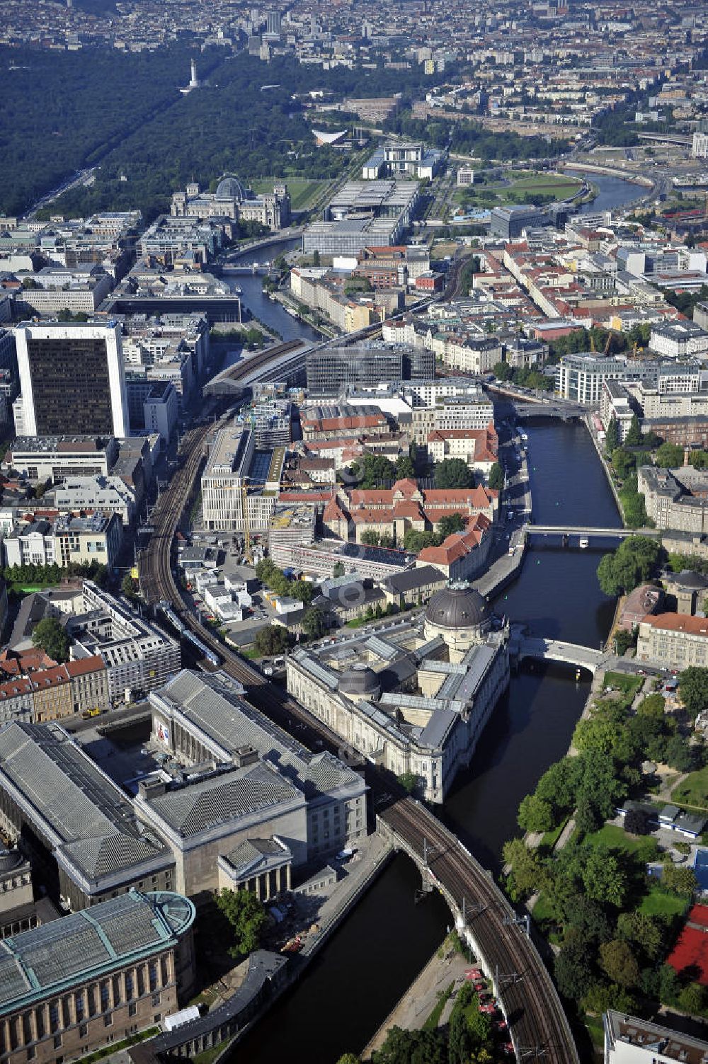 Aerial image Berlin - Blick über die Museumsinsel, den Bahnhof Friedrichstraße, das Regierungsviertel nach Westen in Richtung Tiergarten. View over the Museum Island, the Friedrichstrasse station, the government district to the west in the direction of Tiergarten.