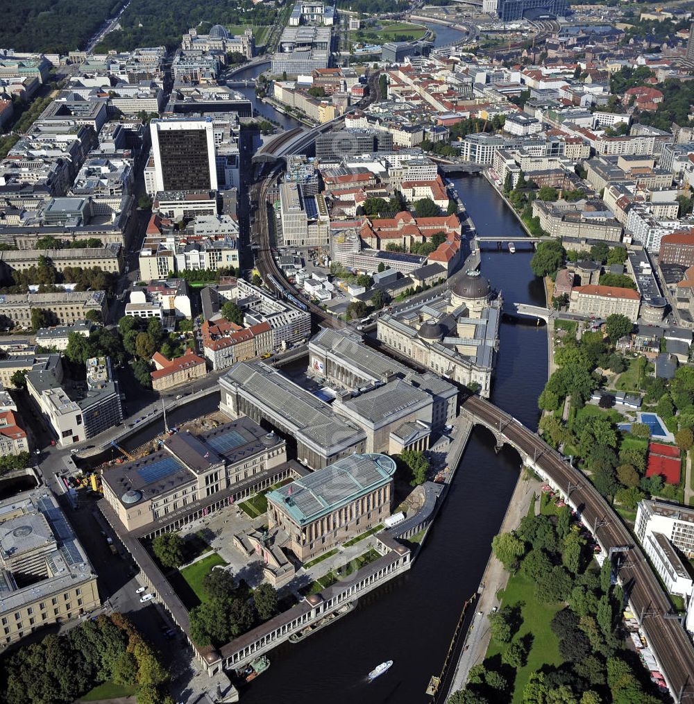 Aerial photograph Berlin - Blick über die Museumsinsel, den Bahnhof Friedrichstraße, das Regierungsviertel nach Westen in Richtung Tiergarten. View over the Museum Island, the Friedrichstrasse station, the government district to the west in the direction of Tiergarten.