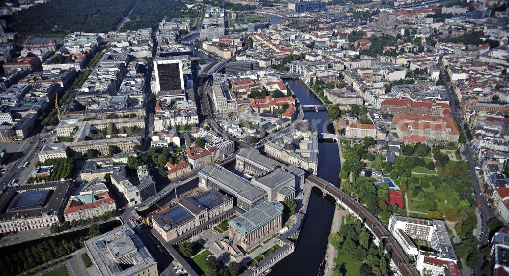 Berlin from above - Blick über die Museumsinsel, den Bahnhof Friedrichstraße, das Regierungsviertel nach Westen in Richtung Tiergarten. View over the Museum Island, the Friedrichstrasse station, the government district to the west in the direction of Tiergarten.