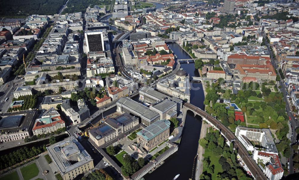 Berlin from the bird's eye view: Blick über die Museumsinsel, den Bahnhof Friedrichstraße, das Regierungsviertel nach Westen in Richtung Tiergarten. View over the Museum Island, the Friedrichstrasse station, the government district to the west in the direction of Tiergarten.