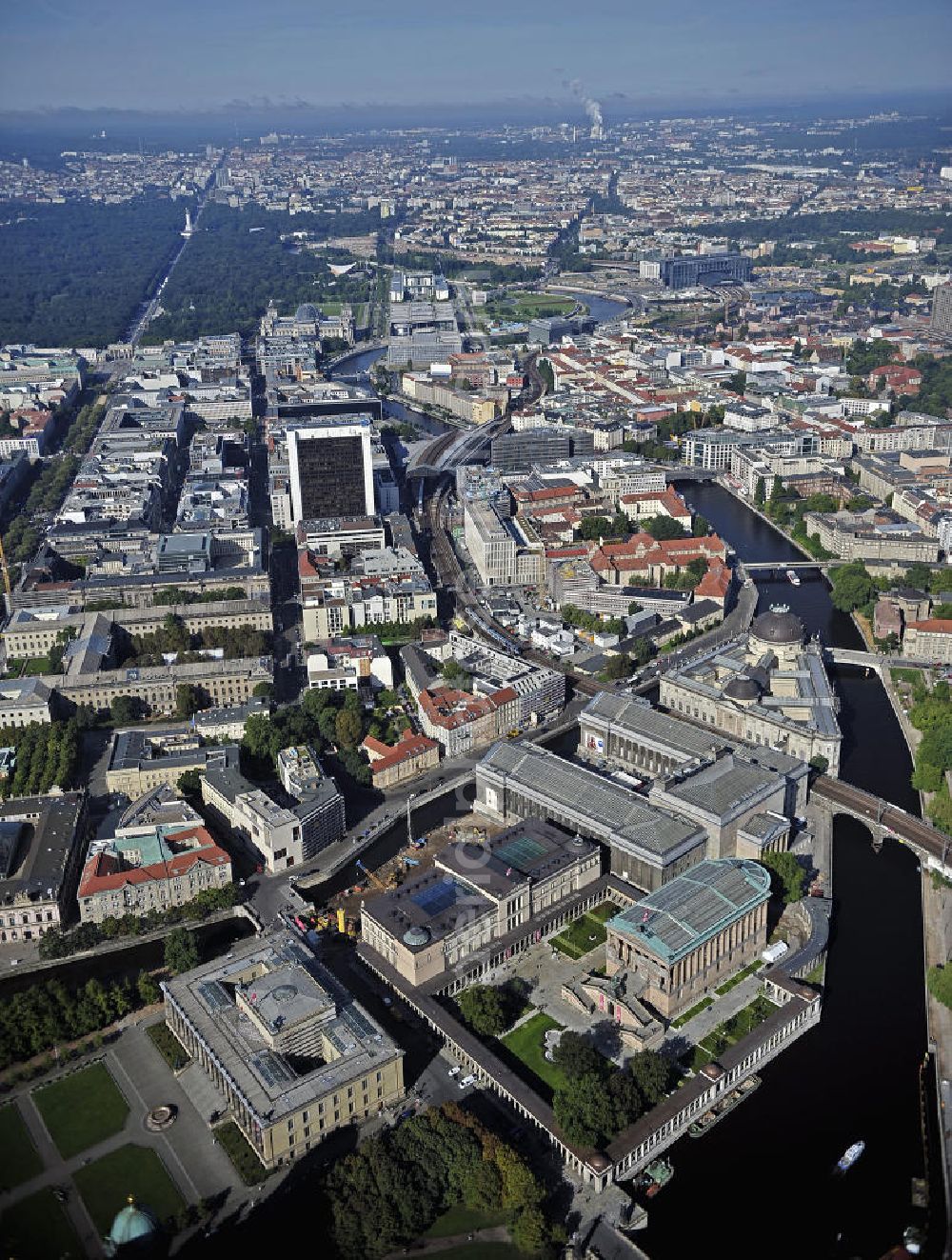 Aerial image Berlin - Blick über die Museumsinsel, den Bahnhof Friedrichstraße, das Regierungsviertel nach Westen in Richtung Tiergarten. View over the Museum Island, the Friedrichstrasse station, the government district to the west in the direction of Tiergarten.