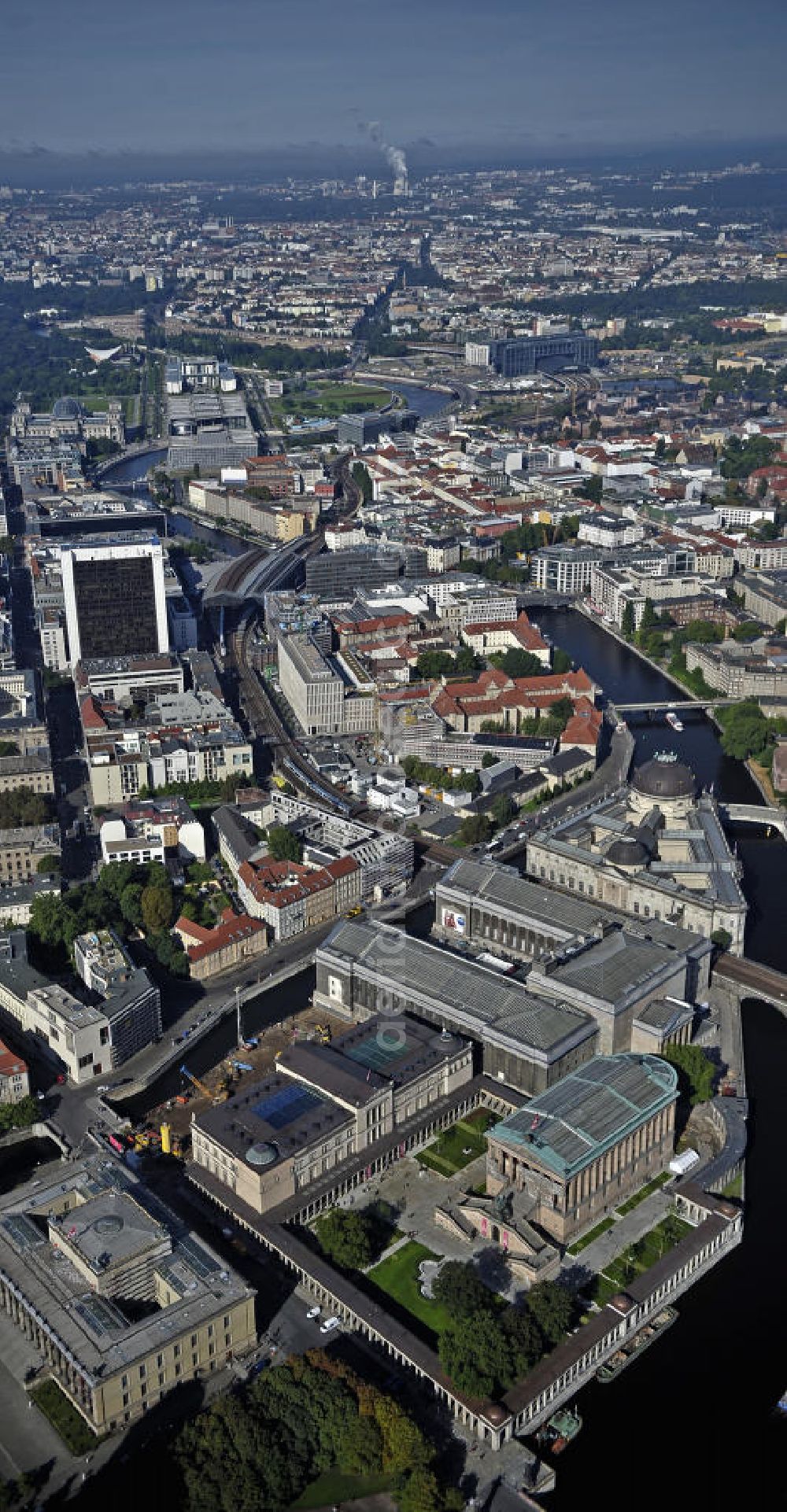 Aerial photograph Berlin - Blick über die Museumsinsel, den Bahnhof Friedrichstraße, das Regierungsviertel nach Westen in Richtung Tiergarten. View over the Museum Island, the Friedrichstrasse station, the government district to the west in the direction of Tiergarten.