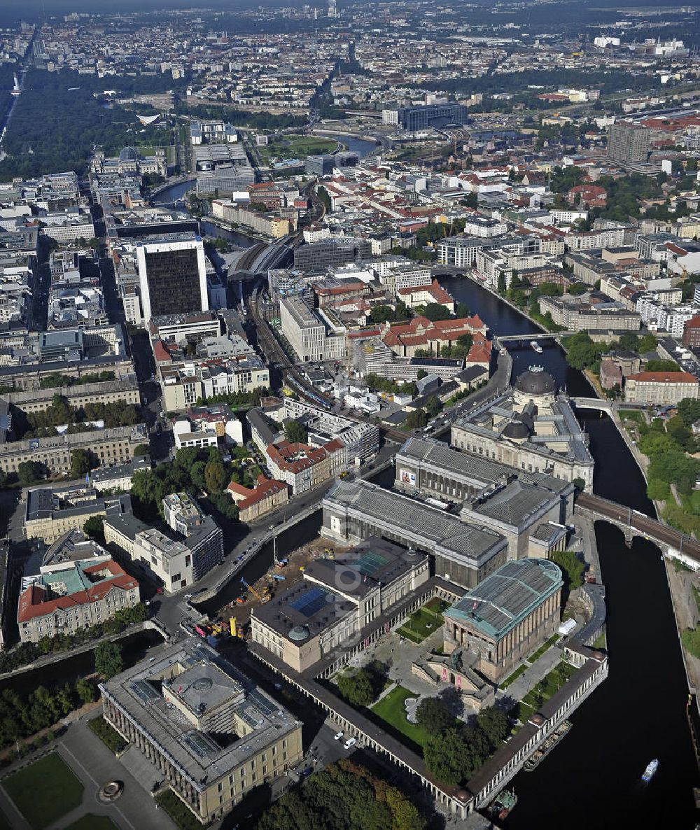 Berlin from above - Blick über die Museumsinsel, den Bahnhof Friedrichstraße, das Regierungsviertel nach Westen in Richtung Tiergarten. View over the Museum Island, the Friedrichstrasse station, the government district to the west in the direction of Tiergarten.