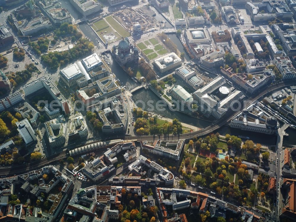 Aerial photograph Berlin - Museum island and surroundings in the Mitte district of Berlin. The Berlin Cathedral is located on the river Spree on Museumsinsel (Museum Island) which is home to several large museums such as the Old National Gallery or Pergamon Museum. View from the North over the S-Bahn-Station Hackerscher Markt (market) towards the island