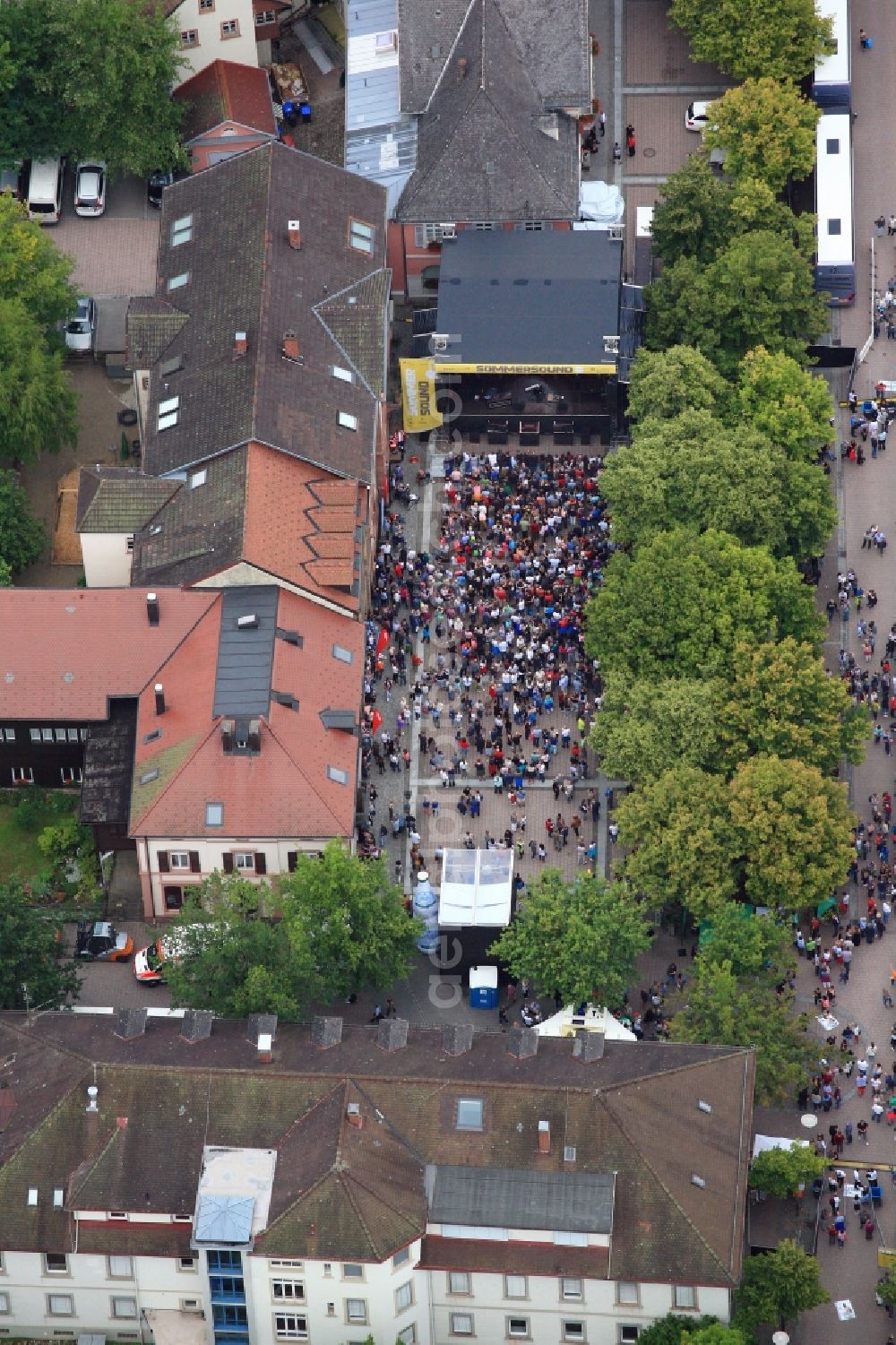 Schopfheim from the bird's eye view: Entrance to the music concert with Amy Macdonald on the outdoor stage on the market place in Schopfheim in the state Baden-Wurttemberg, Germany