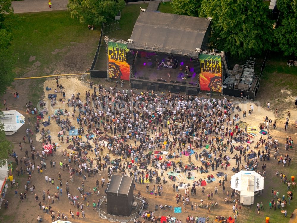 Dortmund from the bird's eye view: Music concert on the outdoor stage des Reggae- Festival im Revierpark Wischlingen in Dortmund in the state North Rhine-Westphalia