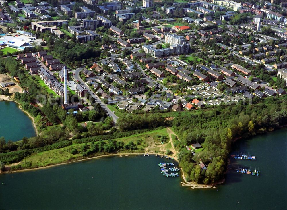 Aerial image Monheim am Rhein - View of the musicians quarter on the banks of the quarry pond in Monheim at the Rhine in the state North Rhine-Westphalia. The streets in the residential area between Opladener Strasse and Oranienburger Strasse are named after famous componists