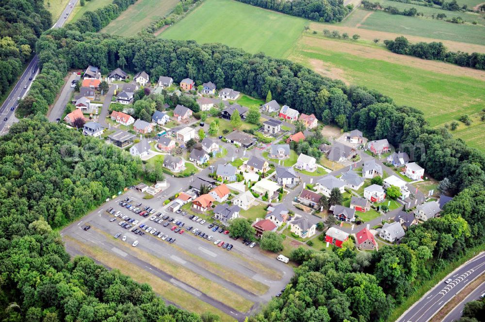 Bad Vilbel from the bird's eye view: Musterhaus-Siedlung am Seckbacher Busch in Bad Vilbel in Hessen. Model home settlement in Bad Vilbel in Hesse.