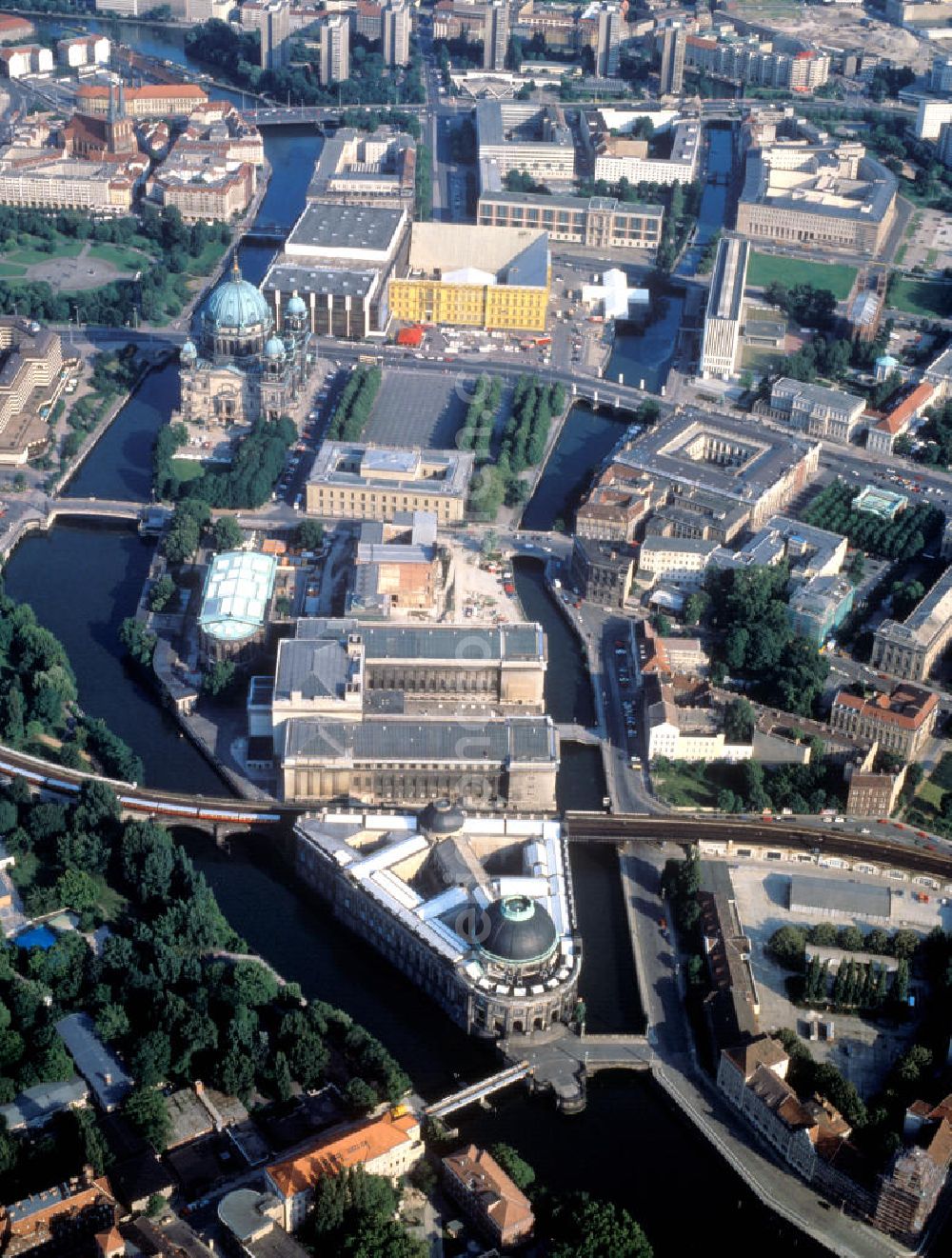 Berlin Mitte from the bird's eye view: Sehenswürdigkeiten in Berlin-Mitte, mit u.a. Museumsinsel, Berliner Dom, Palast der Republik, Schloßatrappe, Nikolaiviertel, Rotes Rathaus usw. View of the borough Berlin-Mitte with many sights.