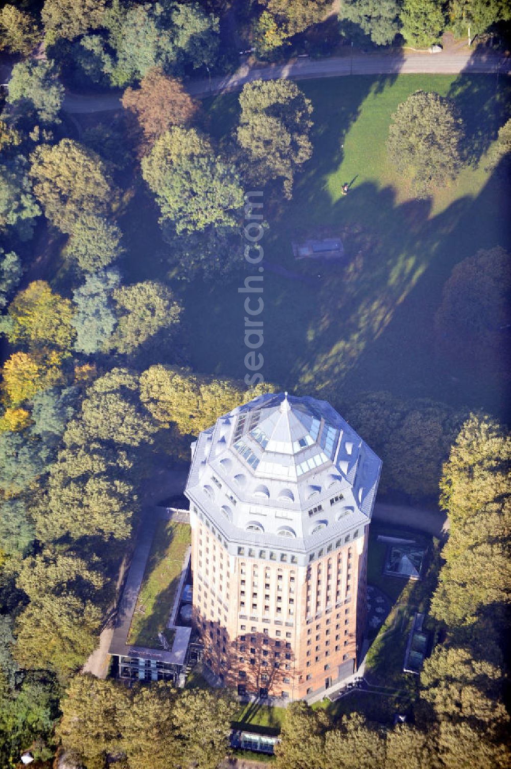 Hamburg from above - Blick auf das Mövenpick Hotel in Hamburg. Der Turm enntstand zu Beginn des 20. Jahrhunderts als Wasserspeicher, um die Versorgung der Stadt Hamburg zu gewährleisten und blieb bis 1961 in Betrieb. Im Jahr 2003 wurde der Turm von der PATRIZIA Projektentwicklung in ein Hotel umgewandelt. Heute wird das Hotel von der Mövenpick Hotels & Resorts betrieben. View to the Mövenpick Hotel in Hamburg. The tower was created in the early 20 century as an water reservoir to ensure the supply of the city Hamburg. It was still working until 1961. In 2003 the building was changed into an hotel from the PATRIZIA Projektentwicklung. Now it is used from the Mövenpick Hotels & Resorts.