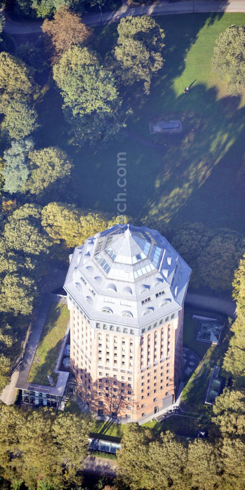 Hamburg from the bird's eye view: Blick auf das Mövenpick Hotel in Hamburg. Der Turm enntstand zu Beginn des 20. Jahrhunderts als Wasserspeicher, um die Versorgung der Stadt Hamburg zu gewährleisten und blieb bis 1961 in Betrieb. Im Jahr 2003 wurde der Turm von der PATRIZIA Projektentwicklung in ein Hotel umgewandelt. Heute wird das Hotel von der Mövenpick Hotels & Resorts betrieben. View to the Mövenpick Hotel in Hamburg. The tower was created in the early 20 century as an water reservoir to ensure the supply of the city Hamburg. It was still working until 1961. In 2003 the building was changed into an hotel from the PATRIZIA Projektentwicklung. Now it is used from the Mövenpick Hotels & Resorts.