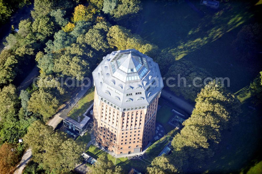 Aerial image Hamburg - Blick auf das Mövenpick Hotel in Hamburg. Der Turm enntstand zu Beginn des 20. Jahrhunderts als Wasserspeicher, um die Versorgung der Stadt Hamburg zu gewährleisten und blieb bis 1961 in Betrieb. Im Jahr 2003 wurde der Turm von der PATRIZIA Projektentwicklung in ein Hotel umgewandelt. Heute wird das Hotel von der Mövenpick Hotels & Resorts betrieben. View to the Mövenpick Hotel in Hamburg. The tower was created in the early 20 century as an water reservoir to ensure the supply of the city Hamburg. It was still working until 1961. In 2003 the building was changed into an hotel from the PATRIZIA Projektentwicklung. Now it is used from the Mövenpick Hotels & Resorts.