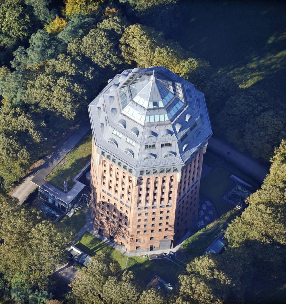 Aerial photograph Hamburg - Blick auf das Mövenpick Hotel in Hamburg. Der Turm enntstand zu Beginn des 20. Jahrhunderts als Wasserspeicher, um die Versorgung der Stadt Hamburg zu gewährleisten und blieb bis 1961 in Betrieb. Im Jahr 2003 wurde der Turm von der PATRIZIA Projektentwicklung in ein Hotel umgewandelt. Heute wird das Hotel von der Mövenpick Hotels & Resorts betrieben. View to the Mövenpick Hotel in Hamburg. The tower was created in the early 20 century as an water reservoir to ensure the supply of the city Hamburg. It was still working until 1961. In 2003 the building was changed into an hotel from the PATRIZIA Projektentwicklung. Now it is used from the Mövenpick Hotels & Resorts.