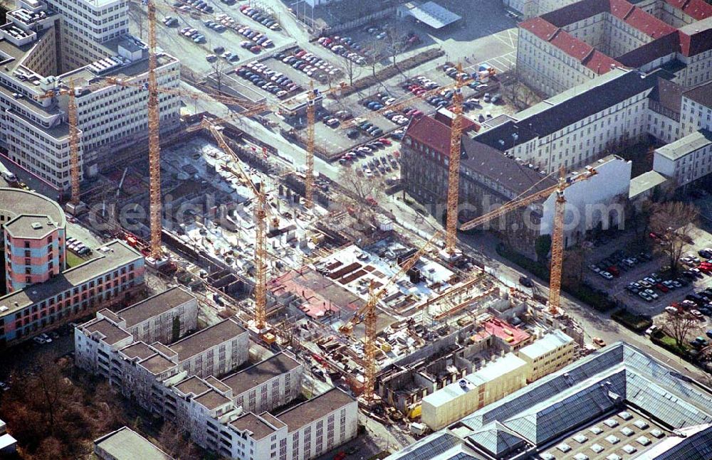 Berlin-Tiergarten from above - Berlin-Tiergarten Neubau Hotel Maritim an der Stauffenbergstraße in Berlin-TiergartenDie Maritim Hotelgesellschaft mbH, der größte deutsche First-Class-Hotelanbieter im Tagungs- und Konferenzbereich, wird Betreiber des Hotels. Bereits im Sommer 2005 - nach einer Bauzeit von zirka zwei Jahren - wird das Hotel an den Projektentwickler und Bauherrn, die Viterra Development GmbH, übergeben.