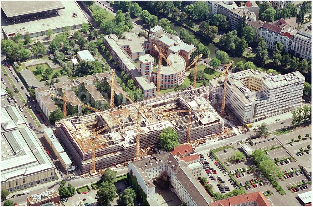 Aerial photograph Berlin-Tiergarten - Berlin-Tiergarten Neubau Hotel Maritim an der Stauffenbergstraße in Die Maritim Hotelgesellschaft mbH, der größte deutsche First-Class-Hotelanbieter im Tagungs- und Konferenzbereich, wird Betreiber des Hotels. Bereits im Sommer 2005 - nach einer Bauzeit von zirka zwei Jahren - wird das Hotel an den Projektentwickler und Bauherrn, die Viterra Development GmbH, übergeben.