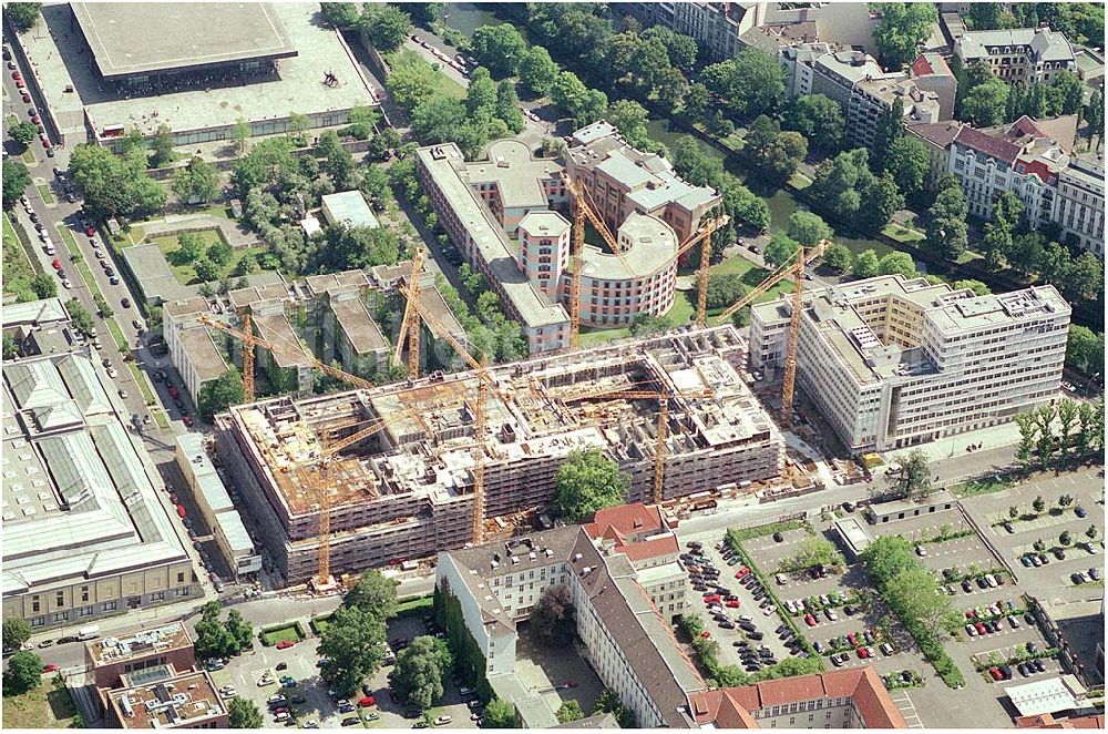 Berlin-Tiergarten from above - Berlin-Tiergarten Neubau Hotel Maritim an der Stauffenbergstraße in Die Maritim Hotelgesellschaft mbH, der größte deutsche First-Class-Hotelanbieter im Tagungs- und Konferenzbereich, wird Betreiber des Hotels. Bereits im Sommer 2005 - nach einer Bauzeit von zirka zwei Jahren - wird das Hotel an den Projektentwickler und Bauherrn, die Viterra Development GmbH, übergeben.