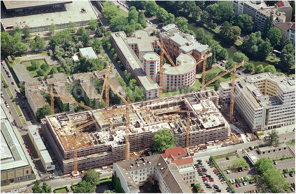 Berlin-Tiergarten from the bird's eye view: Berlin-Tiergarten Neubau Hotel Maritim an der Stauffenbergstraße in Die Maritim Hotelgesellschaft mbH, der größte deutsche First-Class-Hotelanbieter im Tagungs- und Konferenzbereich, wird Betreiber des Hotels. Bereits im Sommer 2005 - nach einer Bauzeit von zirka zwei Jahren - wird das Hotel an den Projektentwickler und Bauherrn, die Viterra Development GmbH, übergeben.