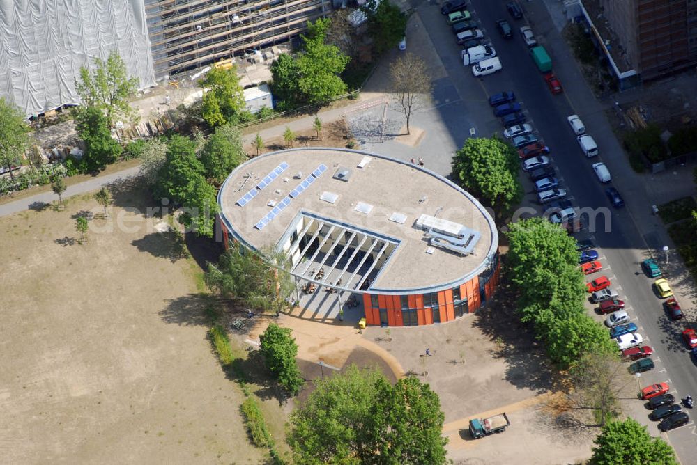 Berlin from above - Nachbarschaftshaus Orangerie an der Schulze-Boysen-Strasse. Kontakt Kiezspinne FAS (Frankfurter Alle Süd), Nachbarschaftlicher Interessenverbund e.V., Schulze-Boysen-Strass 38, 10365 Berlin-Lichtenberg, Tel. 030 55489635, Fax 030 55489634, E-Mail: info@kiezspinne.de,