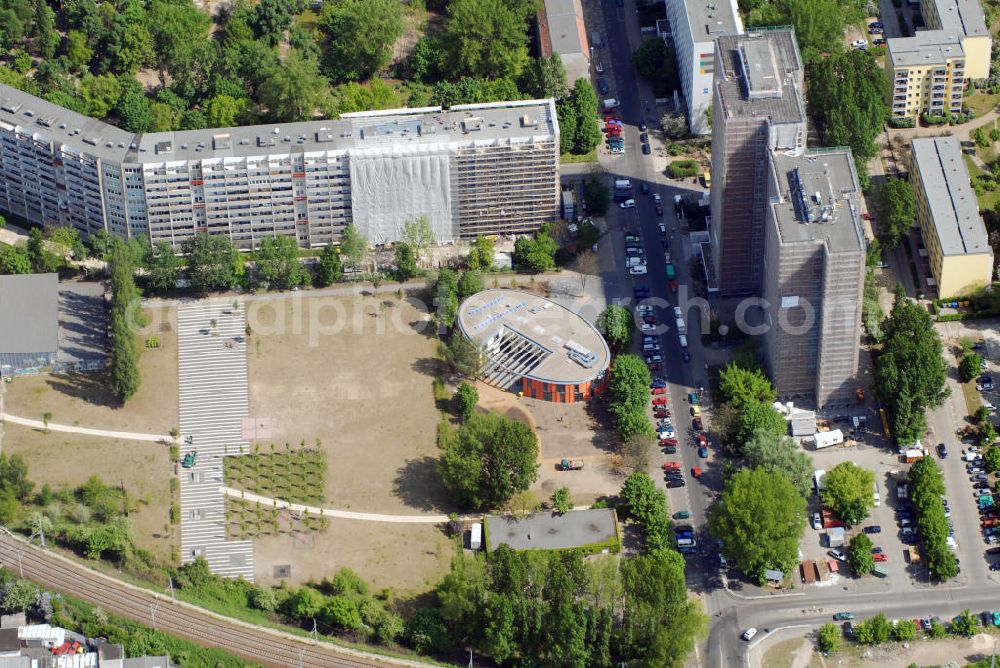 Berlin from the bird's eye view: Nachbarschaftshaus Orangerie an der Schulze-Boysen-Strasse. Kontakt Kiezspinne FAS (Frankfurter Alle Süd), Nachbarschaftlicher Interessenverbund e.V., Schulze-Boysen-Strass 38, 10365 Berlin-Lichtenberg, Tel. 030 55489635, Fax 030 55489634, E-Mail: info@kiezspinne.de,